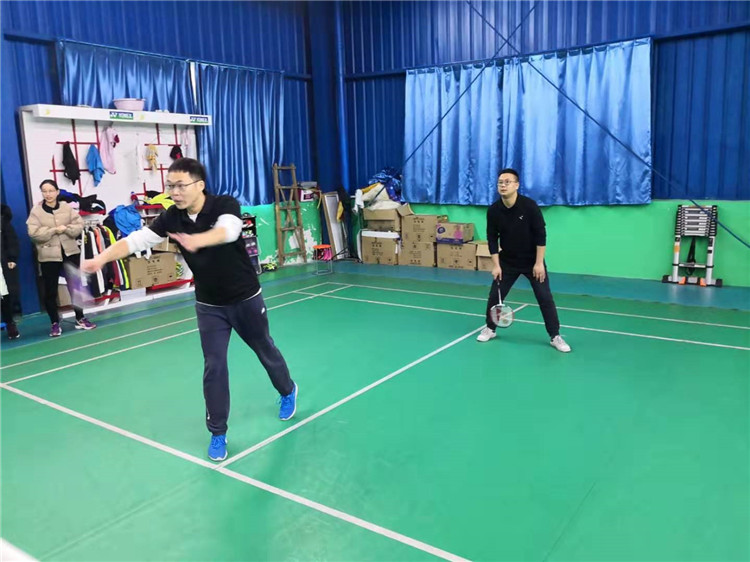 東辰集團(tuán)2019年員工羽毛球比賽隊(duì)員們奮力拼搏