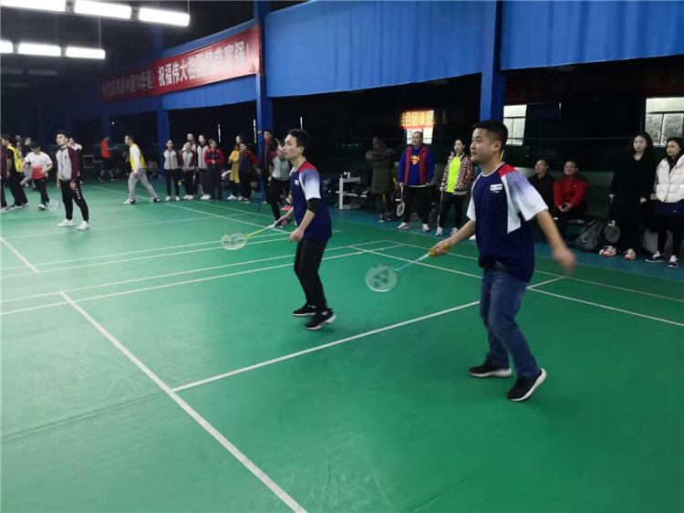 東辰集團(tuán)2019年員工羽毛球比賽隊(duì)員們奮力拼搏