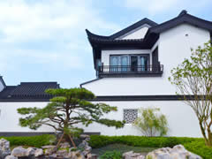 院子帶著春的熱鬧，在山海間歡騰