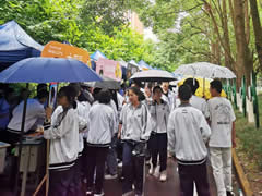 以最高規(guī)格為學生過節(jié)，以素質(zhì)教育作學校底色