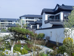 立秋已至 暑氣還濃 于山海納涼搖扇