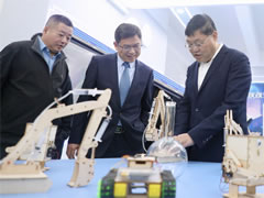 四川省教育廳崔昌宏副廳長來成都東辰外國語學(xué)校調(diào)研視察